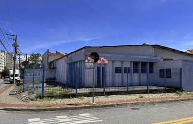 Imagem: O depósito possui 5 Vagas na garagem, 400m² de Área e está