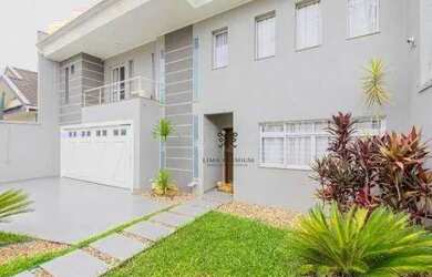 Imagem: A casa possui 3 Dormitórios, 3 Banheiros, 4 Vagas na garagem