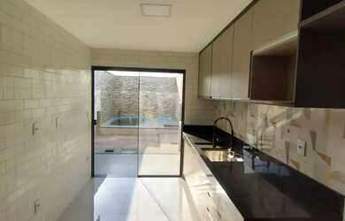 Imagem: A casa possui 2 Dormitórios, 3 Banheiros, 3 Vagas na garagem