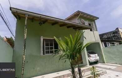 Imagem: A casa possui 3 Dormitórios, 4 Banheiros, 2 Vagas na garagem