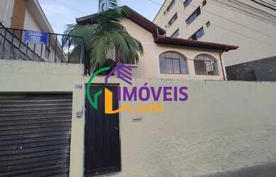 Imagem: A casa possui 4 Dormitórios, 2 Banheiros, 1 Vaga na garagem