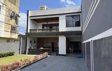 Imagem: A casa possui 5 Dormitórios, 5 Banheiros, 4 Vagas na garagem