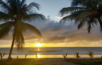 Imagem: A casa possui 4 Dormitórios, Acomodam 12 pessoas, 2 Vagas na