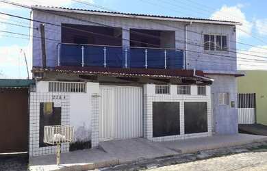 Imagem: A casa possui 4 Dormitórios, 3 Banheiros, 2 Vagas na garagem