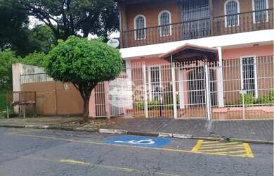 Imagem: O depósito possui 4 Vagas na garagem, 870m² de Área e está