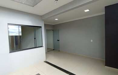 Imagem: A casa possui 2 Dormitórios, 1 Banheiro, 2 Vagas na garagem