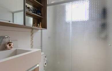 Imagem: A casa possui 2 Dormitórios, 1 Banheiro, 2 Vagas na garagem