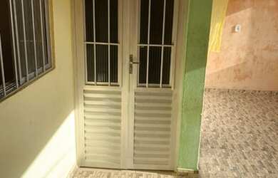 Imagem: A casa possui 2 Dormitórios e 1 Banheiro e está localizado