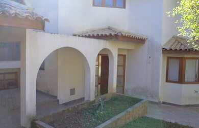 Imagem: A casa possui 4 Dormitórios, 5 Banheiros, 5 Vagas na garagem