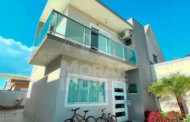 Imagem: A casa possui 3 Dormitórios, 3 Banheiros, 4 Vagas na garagem