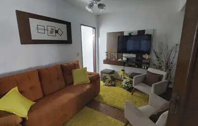 Imagem: A casa possui 3 Dormitórios, 2 Banheiros, 1 Vaga na garagem