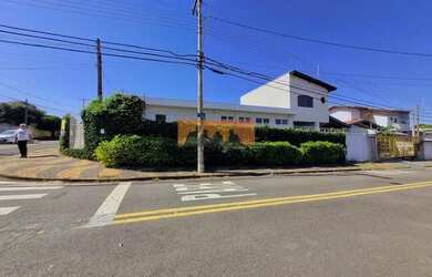 Imagem: A casa possui 4 Dormitórios, 4 Banheiros, 5 Vagas na garagem