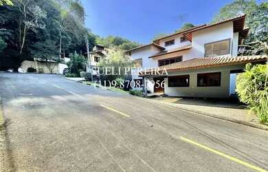 Imagem: A casa em condomínio possui 5 Dormitórios, 4 Banheiros, 3