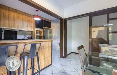 Imagem: A casa possui 3 Dormitórios, 3 Banheiros, 5 Vagas na garagem