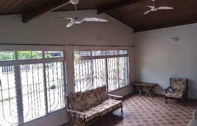 Imagem: A casa possui 3 Dormitórios, 2 Banheiros, 1 Vaga na garagem