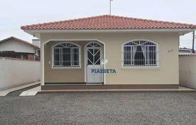 Imagem: A casa possui 3 Dormitórios, 2 Banheiros, 4 Vagas na garagem