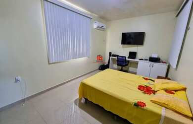 Imagem: A casa possui 4 Dormitórios, 2 Banheiros, 3 Vagas na garagem