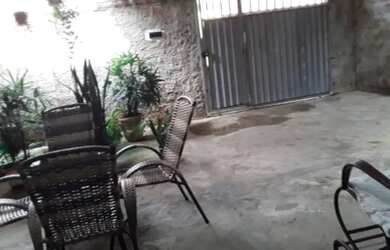 Imagem: A casa possui 2 Dormitórios, 1 Banheiro, 1 Vaga na garagem