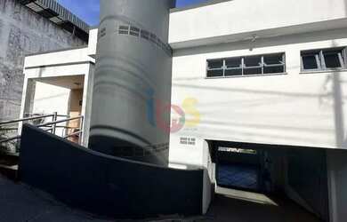 Imagem: A casa possui 4 Dormitórios, 4 Banheiros, 450m² de Área e