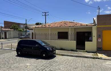 Imagem: A casa possui 3 Dormitórios, 3 Banheiros, 1 Vaga na garagem