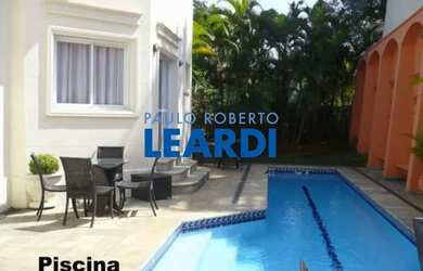 Imagem: A casa em condomínio possui 5 Dormitórios, 5 Banheiros, 2