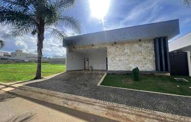 Imagem: A casa em condomínio possui 3 Dormitórios, 1 Banheiro, 2 Vagas