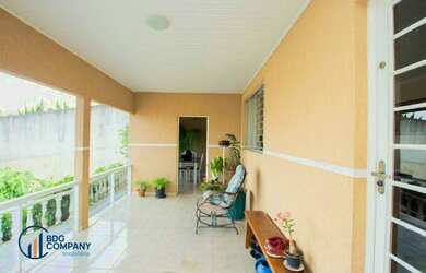 Imagem: A casa possui 3 Dormitórios, 2 Banheiros, 4 Vagas na garagem