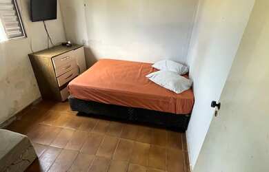 Imagem: A casa possui 2 Dormitórios, Acomodam 8 pessoas, 2 Vagas na