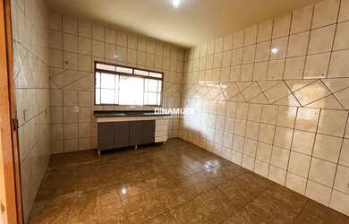 Imagem 5: Casa com garagem coberta e cozinha ampla, recém-reformada