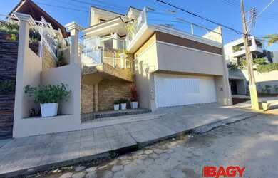 Imagem: A casa possui 4 Dormitórios, 4 Banheiros, 2 Vagas na garagem