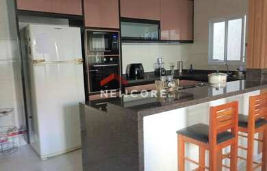 Imagem: A casa possui 2 Dormitórios, 2 Banheiros, 2 Vagas na garagem