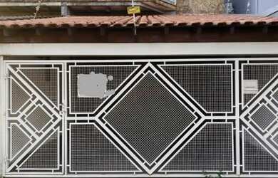 Imagem: A casa possui 3 Dormitórios, 3 Banheiros, 2 Vagas na garagem