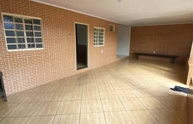 Imagem: A casa possui 2 Dormitórios, 1 Banheiro, 2 Vagas na garagem