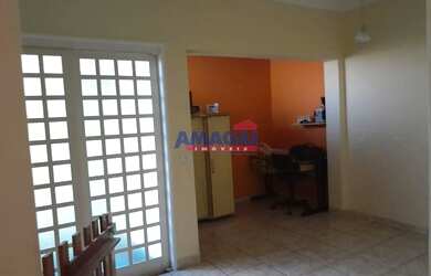 Imagem: A casa possui 3 Dormitórios, 3 Banheiros, 2 Vagas na garagem