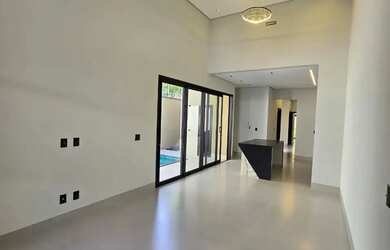 Imagem: A casa possui 3 Dormitórios, 4 Banheiros, 2 Vagas na garagem