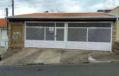 Imagem: A casa possui 3 Dormitórios, 4 Banheiros, 5 Vagas na garagem