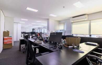 Imagem: O depósito possui 5 Vagas na garagem e 240m² de Área e está