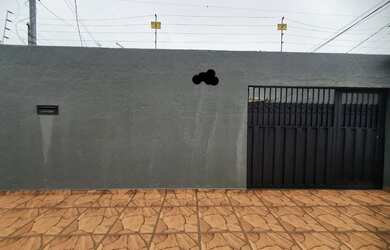 Imagem: A casa possui 2 Dormitórios, 2 Banheiros, 2 Vagas na garagem