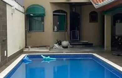 Imagem: A casa possui 3 Dormitórios, 2 Banheiros, 3 Vagas na garagem