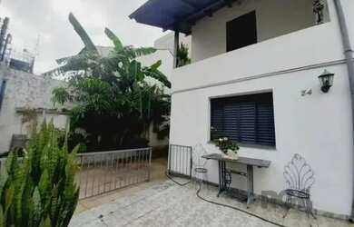 Imagem: A casa possui 4 Dormitórios, 3 Banheiros, 4 Vagas na garagem