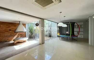 Imagem: A casa possui 3 Dormitórios, 3 Banheiros, 4 Vagas na garagem