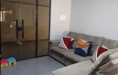 Imagem: A casa possui 3 Dormitórios, 2 Banheiros, 2 Vagas na garagem