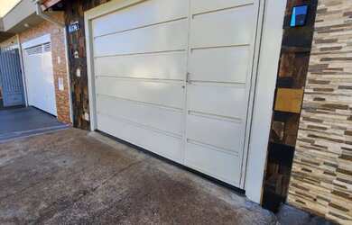 Imagem: A casa possui 3 Dormitórios, 2 Banheiros, 2 Vagas na garagem