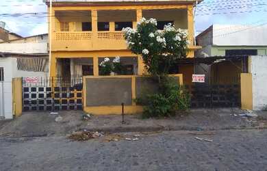 Imagem: A casa possui 5 Dormitórios, 4 Banheiros, 2 Vagas na garagem