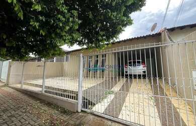 Imagem: A casa possui 3 Dormitórios, 3 Banheiros, 2 Vagas na garagem