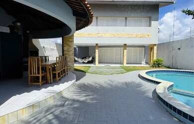 Imagem: A casa possui 5 Dormitórios, Acomodam 15 pessoas, 5 Vagas na