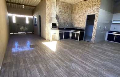 Imagem: A casa possui 4 Dormitórios, 1 Banheiro, 2 Vagas na garagem