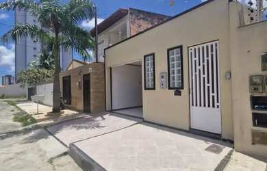 Imagem: A casa possui 4 Dormitórios, 3 Banheiros, 2 Vagas na garagem