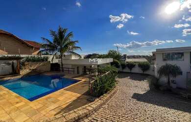 Imagem: A casa possui 3 Dormitórios, 5 Banheiros, 4 Vagas na garagem