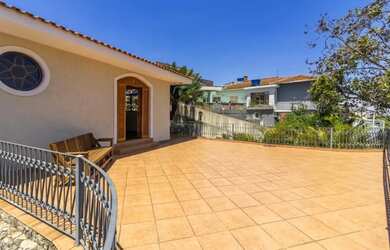 Imagem: A casa possui 4 Dormitórios, 4 Banheiros, 3 Vagas na garagem